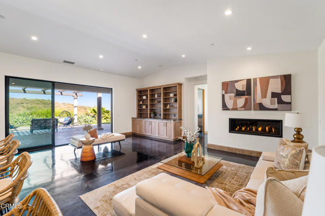 5572 Rainier Street, Ventura CA: https://media.crmls.org/mediaz/96d15e3d-2202-4bd9-8f52-312efff6e9d1.jpg