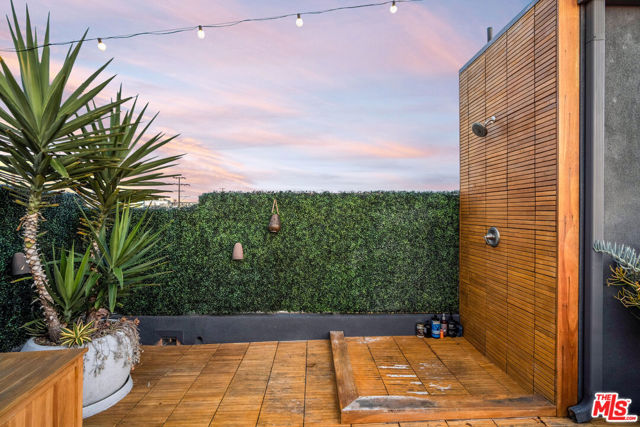 2515 Lincoln Boulevard, Venice CA: https://media.crmls.org/mediaz/96d19a59-c9dc-4abf-a708-2c754428a962.jpg