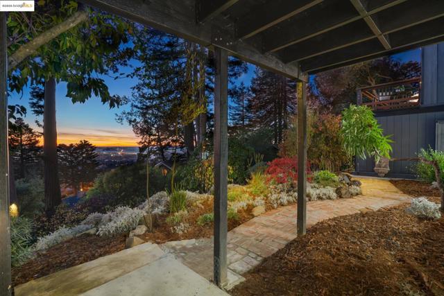 6141 Merriewood Dr, Oakland CA: https://media.crmls.org/mediaz/96d299b8-a9b7-45f7-9403-0b813a598fd1.jpg