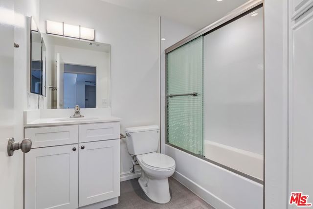 211 CALIFORNIA Avenue, Santa Monica CA: https://media.crmls.org/mediaz/96d513fc-5f56-4524-a2df-c5c419a17909.jpg