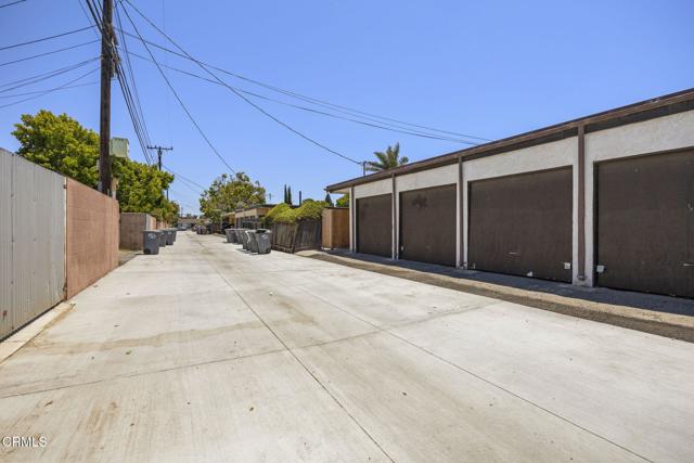 1401 Glenwood Drive, Oxnard CA: https://media.crmls.org/mediaz/96d5cb01-8452-4fff-b732-6381d90912f6.jpg