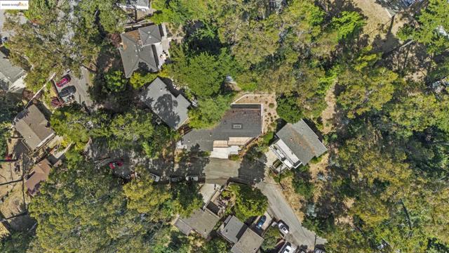 5915 Balboa Dr, Oakland CA: https://media.crmls.org/mediaz/96d61f8f-ed3c-4ed8-911e-62532247e0fd.jpg