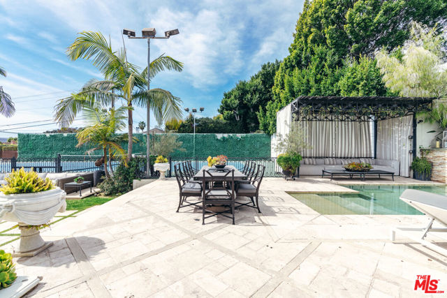 727 N Alta Drive, Beverly Hills CA: https://media.crmls.org/mediaz/96d67878-2a52-4290-b96c-b2f0fc9b6ad7.jpg
