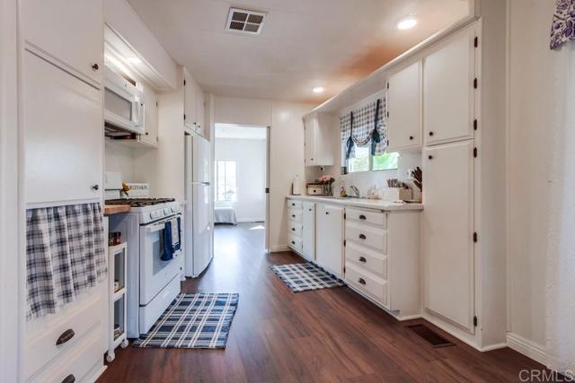 Detail Gallery Image 4 of 47 For 1120 E Mission Road #27,  Fallbrook,  CA 92028 - 2 Beds | 2 Baths