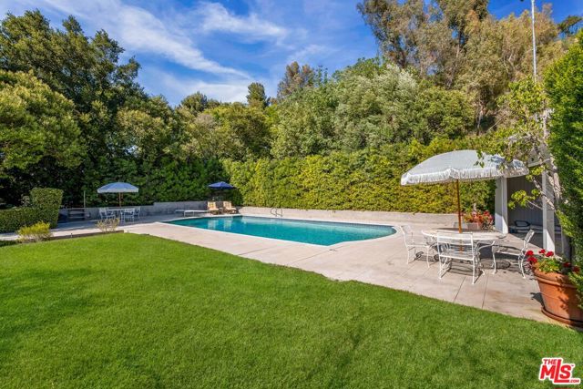 3734 Longridge Avenue, Sherman Oaks CA: https://media.crmls.org/mediaz/96d7a77b-656f-4edc-96aa-8b8bba8c610e.jpg