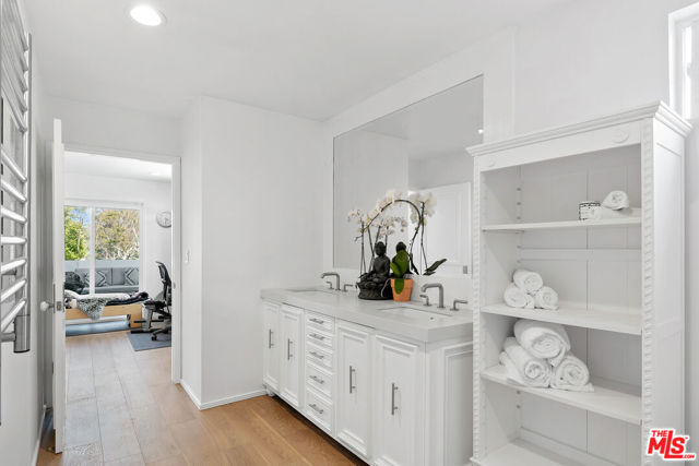 29500 Heathercliff Road, Malibu CA: https://media.crmls.org/mediaz/96d883fc-7639-47ab-938a-13ebb94b7cd9.jpg