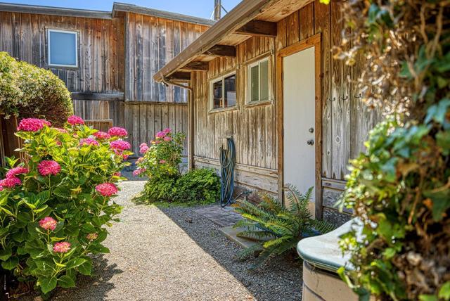 16 Potbelly Beach Road, Aptos CA: https://media.crmls.org/mediaz/96d8f816-98b7-48c3-bb11-1396af9db313.jpg