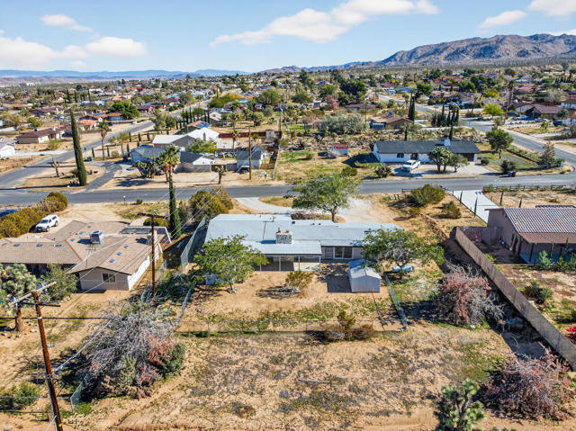 7504 Balsa Avenue, Yucca Valley CA: https://media.crmls.org/mediaz/96d95f18-697d-4583-81e5-88b7eacb1876.jpg