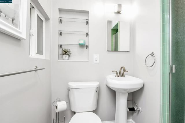 2280 Concord Ave, Brentwood CA: https://media.crmls.org/mediaz/96d9af4b-0840-4dff-86b9-5fec447c674d.jpg