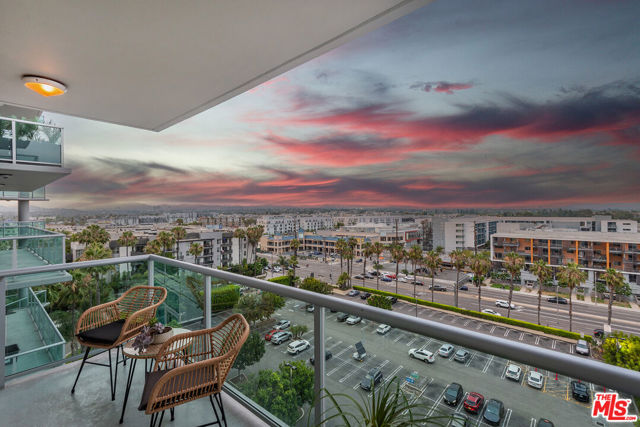 13600 Marina Pointe Drive, Marina del Rey CA: https://media.crmls.org/mediaz/96da5435-41ec-49e5-8cc8-1a1436864c95.jpg