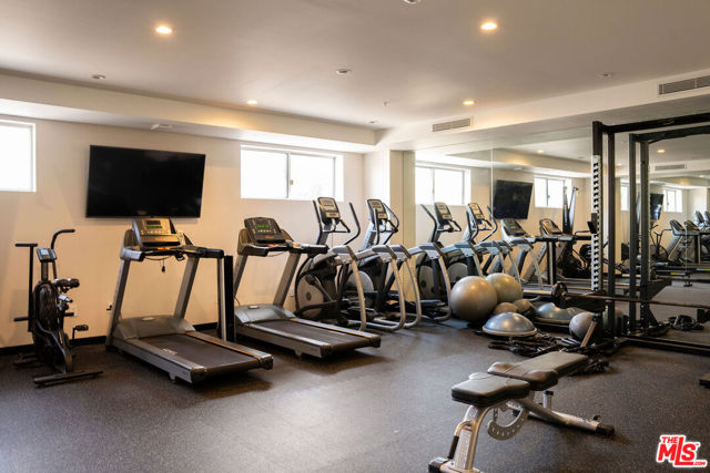 460 N Palm Drive, Beverly Hills CA: https://media.crmls.org/mediaz/96dac166-9156-4aae-9ccd-627a61d0493c.jpg
