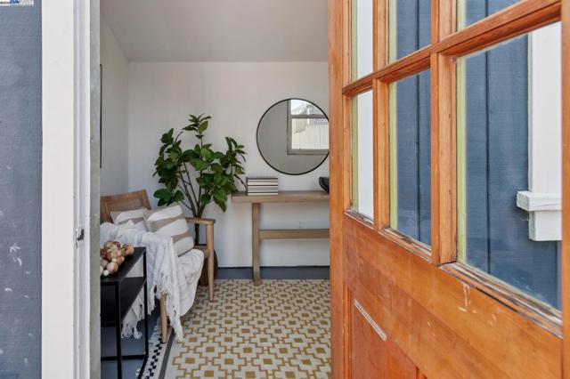 951 Madison St, Albany CA: https://media.crmls.org/mediaz/96dcf25f-41d0-4b68-b2a1-4772926e9092.jpg