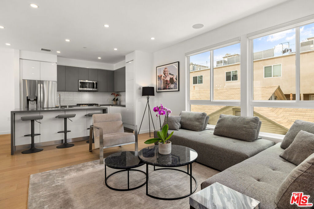 1228 N Sycamore Avenue