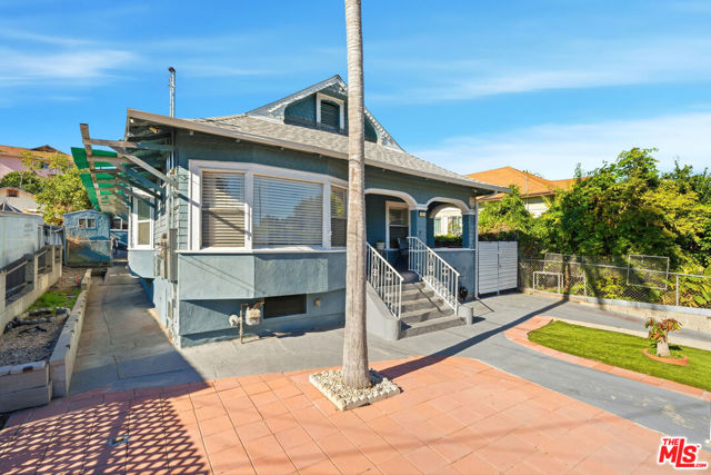 547 N St Louis Street, Los Angeles CA: https://media.crmls.org/mediaz/96de8d11-5d9d-472b-8e78-46c40cc90da4.jpg