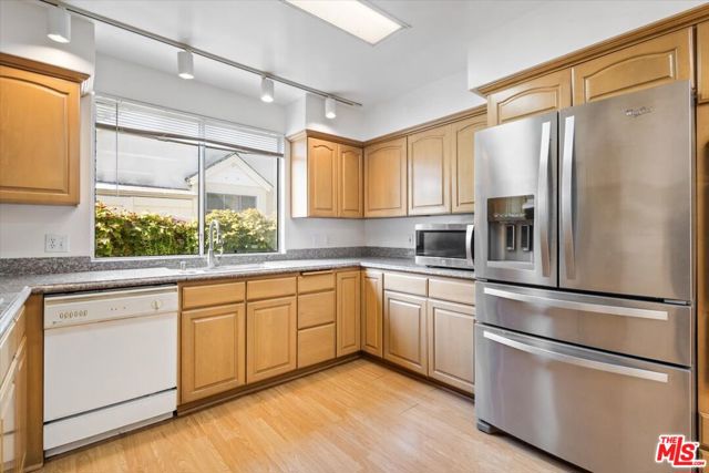 4210 Alcove Avenue, Studio City CA: https://media.crmls.org/mediaz/96deb549-f798-46fb-b25d-ad980fb709ca.jpg