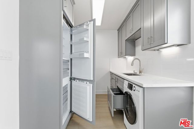 8613 W Olympic Boulevard, Los Angeles CA: https://media.crmls.org/mediaz/96e04fd1-31ae-49a5-a773-cc6aa2ca4224.jpg