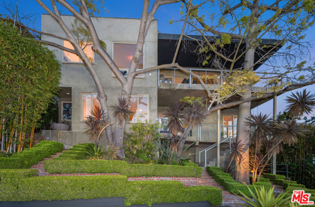 1415 Summitridge Drive, Beverly Hills CA: https://media.crmls.org/mediaz/96e0bb6f-7d7a-4b31-883f-772e49fdaec0.jpg
