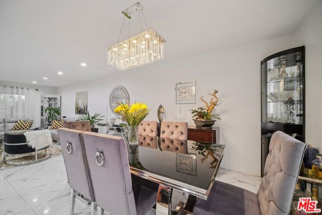 9520 Via Tivoli, Burbank CA: https://media.crmls.org/mediaz/96e0ef31-ae88-47cd-a626-02cc127703fd.jpg