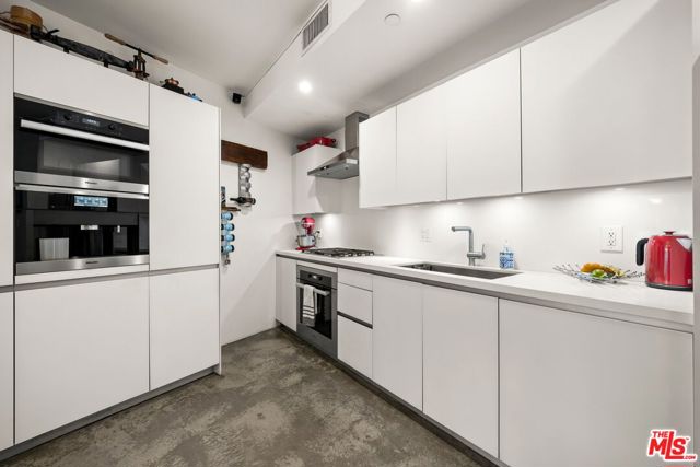 2400 Corinth Avenue, Los Angeles CA: https://media.crmls.org/mediaz/96e30031-c3c8-4616-bb31-3e3e9d6779d7.jpg