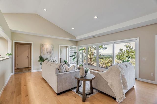 15010 Larga Vista Drive, Los Gatos CA: https://media.crmls.org/mediaz/96e37417-856a-4e3d-bd7b-e9f6a600e84d.jpg