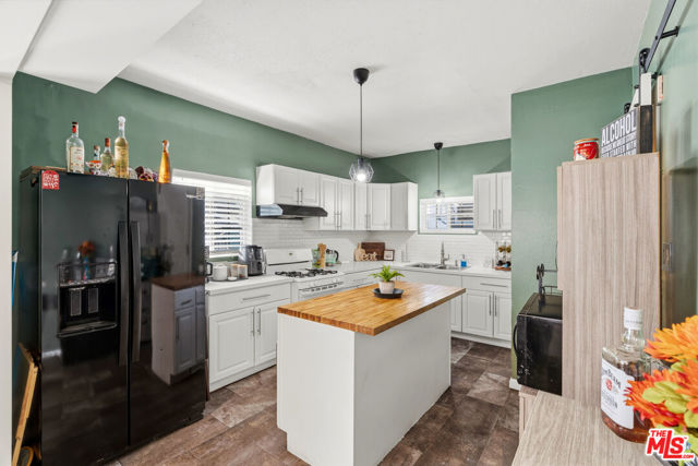 547 N St Louis Street, Los Angeles CA: https://media.crmls.org/mediaz/96e484e7-b9a1-4177-9508-b2345e760a3c.jpg