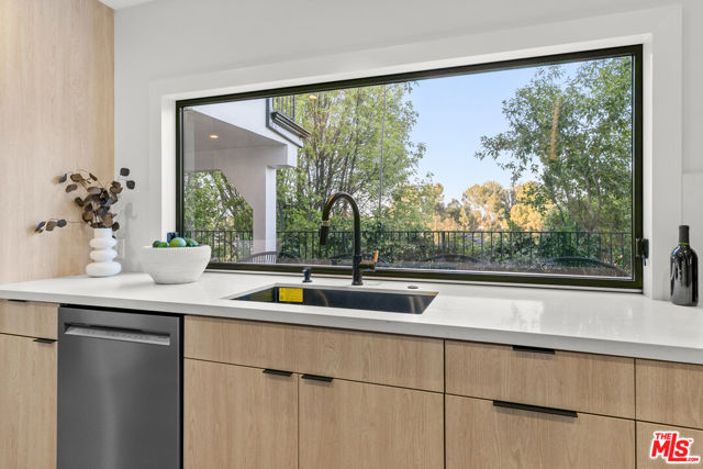 5132 Escobedo Drive, Woodland Hills CA: https://media.crmls.org/mediaz/96e523b6-9504-43ab-bb73-3db4203071d7.jpg