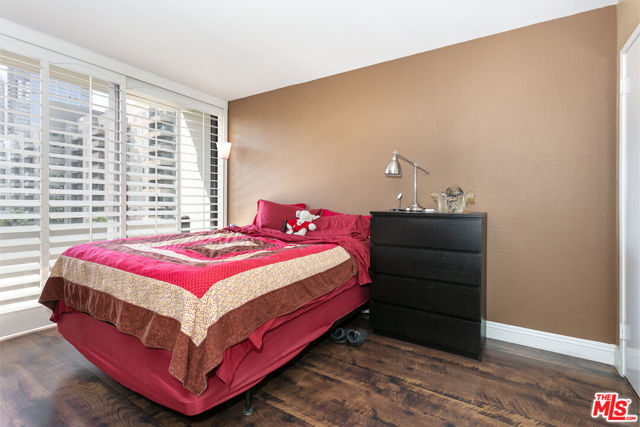 600 W 9th Street, Los Angeles CA: https://media.crmls.org/mediaz/96e55938-7633-4449-9110-4cb0ffcc4f3b.jpg