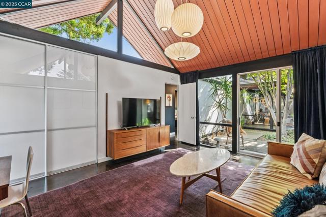 232 Clyde Dr, Walnut Creek CA: https://media.crmls.org/mediaz/96e602a0-1dfe-45e7-8b61-115ec5f34295.jpg