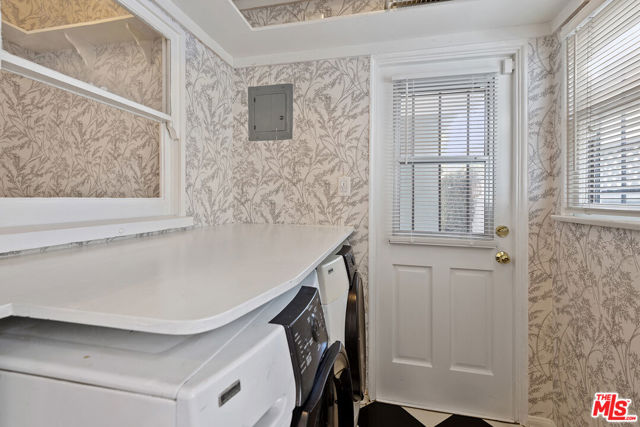 924 S Orange Grove Avenue, Los Angeles CA: https://media.crmls.org/mediaz/96e69215-6002-4bed-bfff-582ba5f740f9.jpg