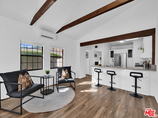 4215 Mentone Avenue, Culver City CA: https://media.crmls.org/mediaz/96e6cb3c-a949-4508-bc17-386d41536237.jpg