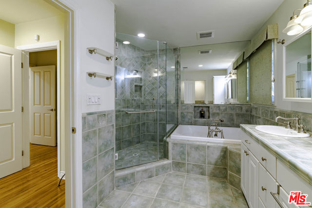 2250 Betty Lane, Beverly Hills CA: https://media.crmls.org/mediaz/96e736b4-e7f8-4957-a434-20f2ade9168f.jpg