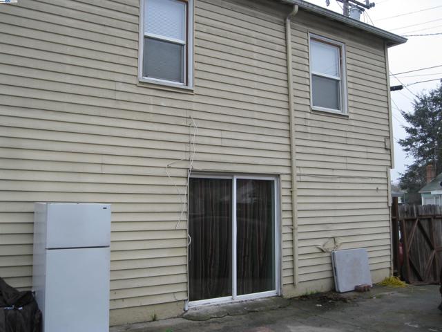 2421 Ritchie St, Oakland CA: https://media.crmls.org/mediaz/96e85167-b8d3-42be-adf6-ad6c717d88ee.jpg
