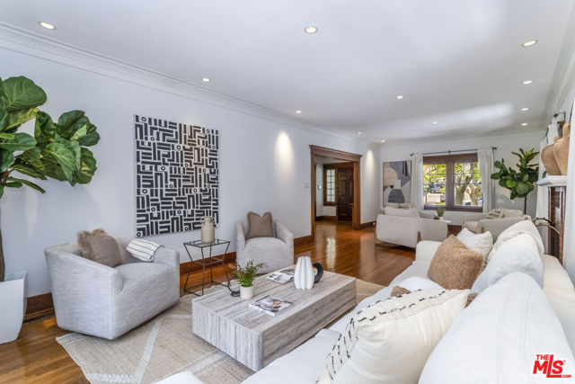1622 N Orange Grove Avenue, Los Angeles CA: https://media.crmls.org/mediaz/96e86426-c0ba-4563-99a2-a64340edeffe.jpg