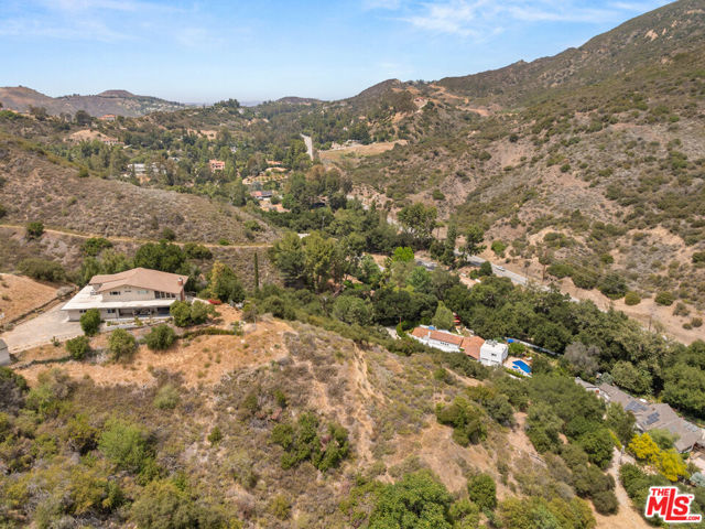 24677 Dry Canyon Cold Creek Road, Calabasas CA: https://media.crmls.org/mediaz/96e8cfd3-6be9-4acc-ac59-6c83277dc208.jpg
