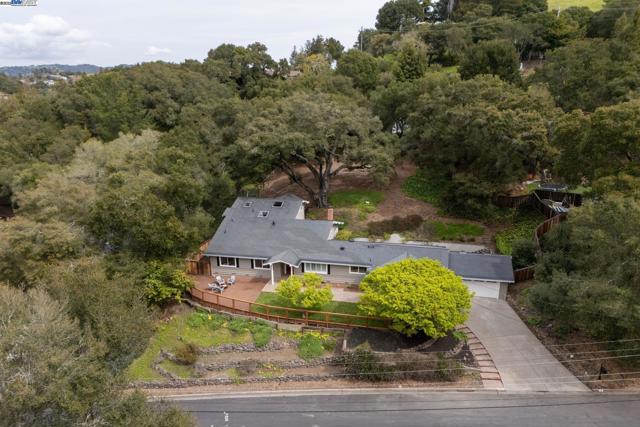 10 Easton Ct, Orinda CA: https://media.crmls.org/mediaz/96e8e1ee-c441-40ba-9831-5dd2fda0a40d.jpg