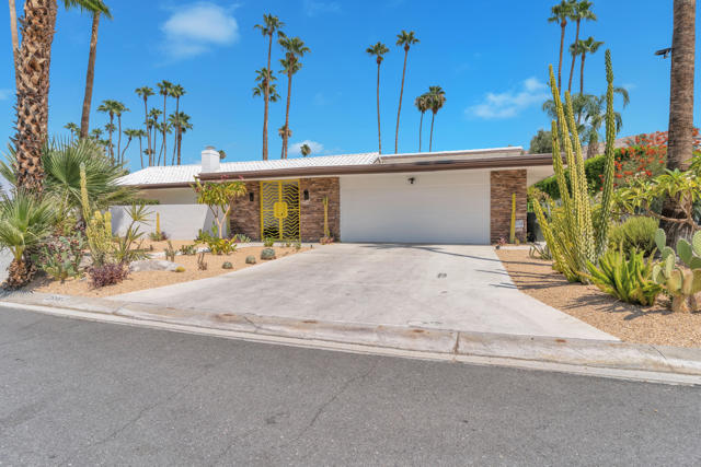 2598 S Camino Real, Palm Springs CA: https://media.crmls.org/mediaz/96ea274a-5009-41c3-8a35-60727a62043b.jpg