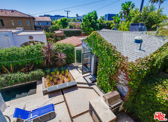 449 Westbourne Drive, West Hollywood CA: https://media.crmls.org/mediaz/96ea7ac3-f0fc-4ff9-aeda-6e96bb0fdd40.jpg