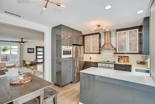 990 92 Laguna Dr, Carlsbad CA: https://media.crmls.org/mediaz/96ec6fa1-0208-40c8-932c-d09189040f20.jpg