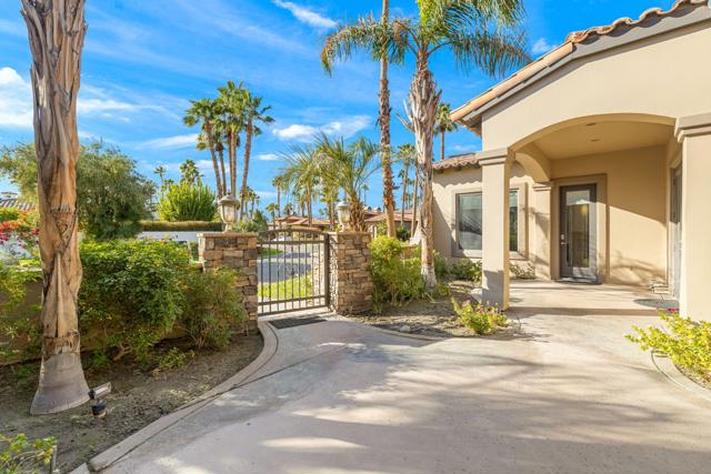 352 Crest Lake Drive, Palm Desert CA: https://media.crmls.org/mediaz/96ecc905-3239-4806-85d7-c08316f6f89c.jpg