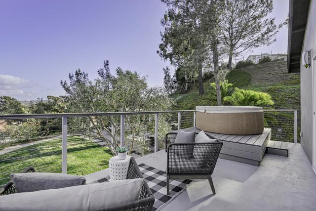 12902 Biscayne Cove, Del Mar CA: https://media.crmls.org/mediaz/96ecf715-703c-4e4f-be11-327ee96e3f44.jpg