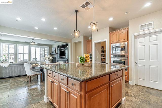 43 Sorrel Ct, Oakley CA: https://media.crmls.org/mediaz/96ed7a01-6555-4abc-86b8-5abea15a8342.jpg