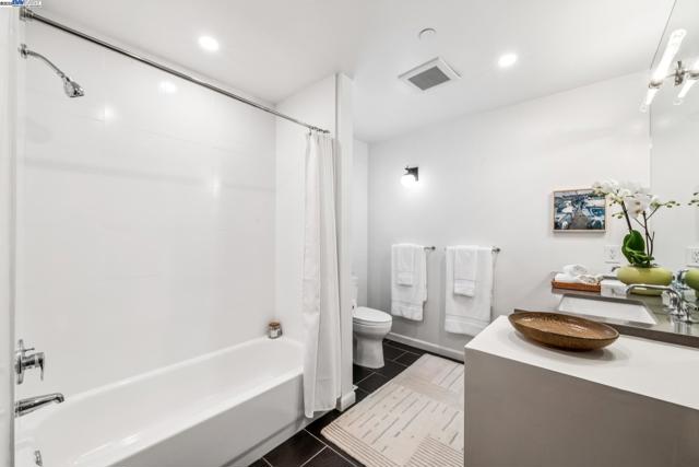 2005 TUNNEL RD, Oakland CA: https://media.crmls.org/mediaz/96ef12ad-6171-42aa-aae5-082403b6a3d1.jpg