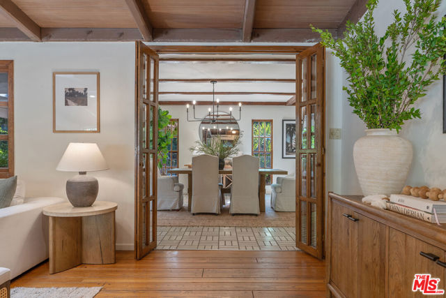 4835 Corbin Avenue, Tarzana CA: https://media.crmls.org/mediaz/96ef19d3-46dc-4a3b-8315-62ea6083147c.jpg