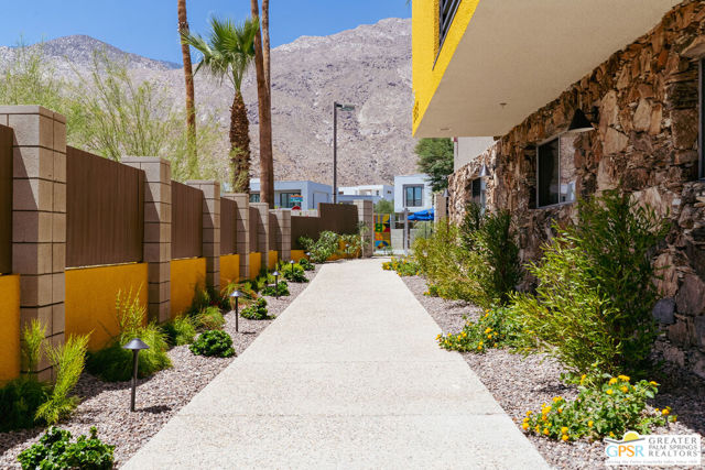 588 E San Lorenzo Road, Palm Springs CA: https://media.crmls.org/mediaz/96efa084-dacb-44d4-8369-5a694dd19d0a.jpg