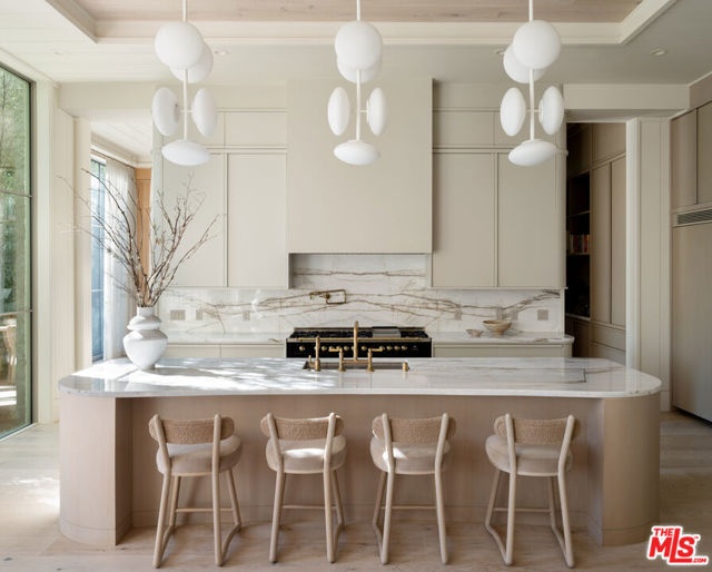 127 S Burlingame Avenue, Los Angeles CA: https://media.crmls.org/mediaz/96efb521-9f89-4ef2-91fa-a5e30a89ae0c.jpg