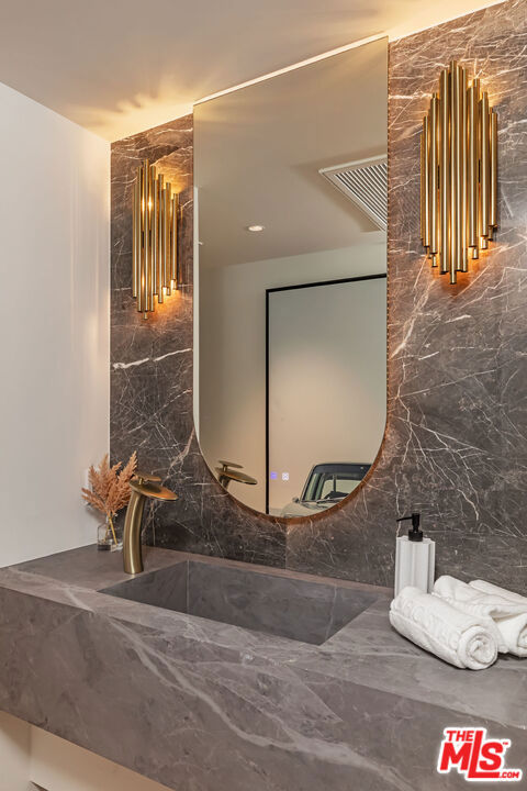 1271 Sunset Plaza Drive, Los Angeles CA: https://media.crmls.org/mediaz/96f133dd-22e9-4b58-899f-be6ececcc5df.jpg