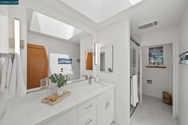233 Melody Ln, Orinda CA: https://media.crmls.org/mediaz/96f25e8e-71d8-4098-8cbc-ea15d127f029.jpg