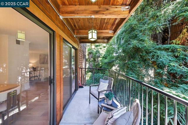 742 Wesley Way, Oakland CA: https://media.crmls.org/mediaz/96f274f3-1768-4344-af19-4cf173bbb930.jpg