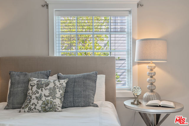 3564 Summerfield Drive, Sherman Oaks CA: https://media.crmls.org/mediaz/96f28156-f4b7-4873-96a7-664c08ddf132.jpg
