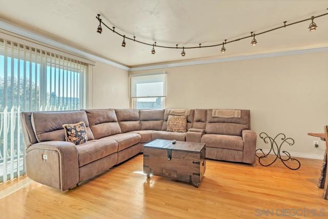 7861 Cimarron Ln, La Mesa CA: https://media.crmls.org/mediaz/96f29ae4-8dab-4676-8650-c61ecc4154c6.jpg